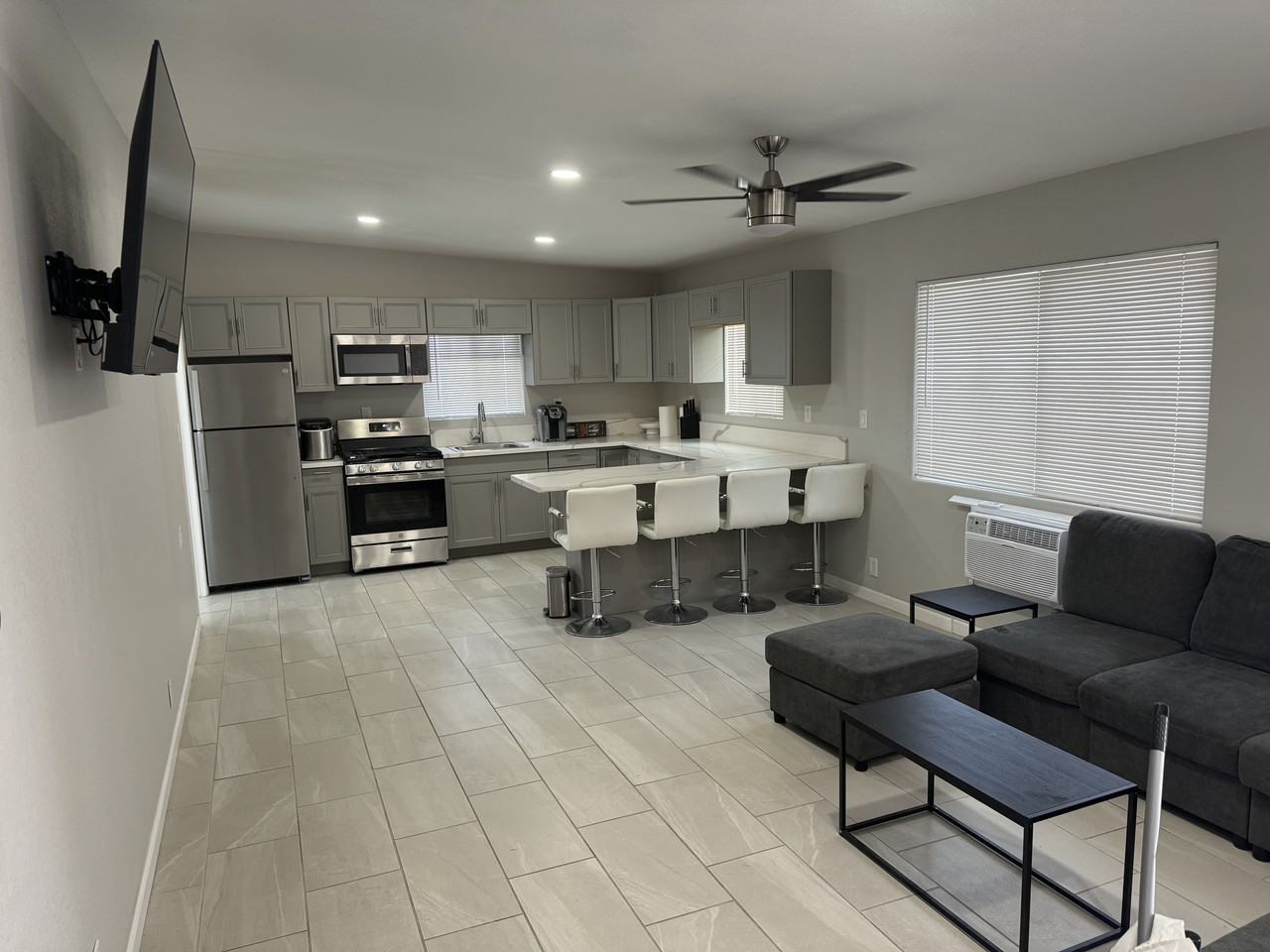 542 N Eucalyptus Ave #1-2