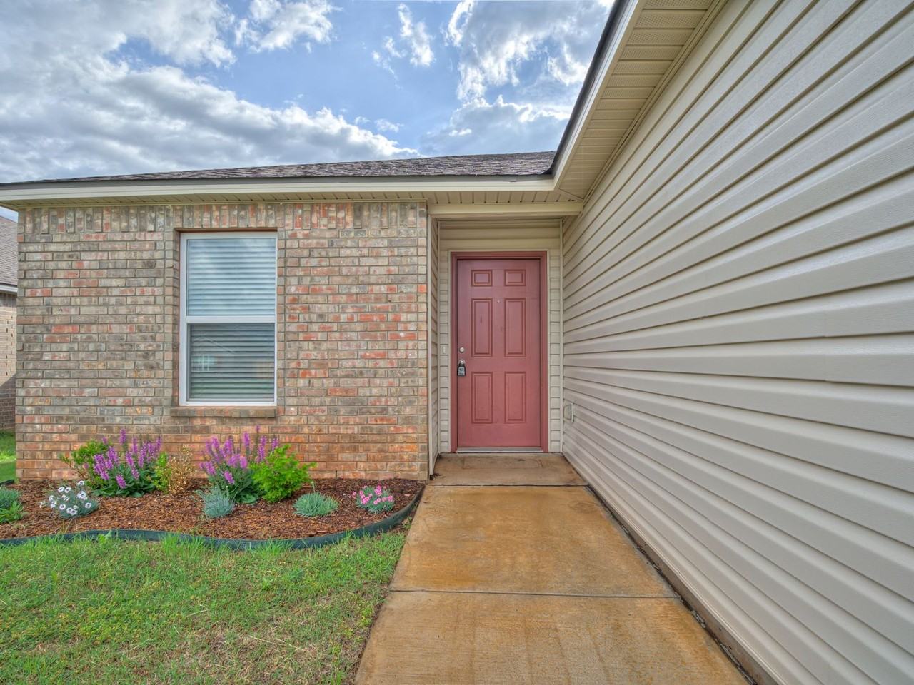 9724 Saddle Dr - Photo 2 of 36
