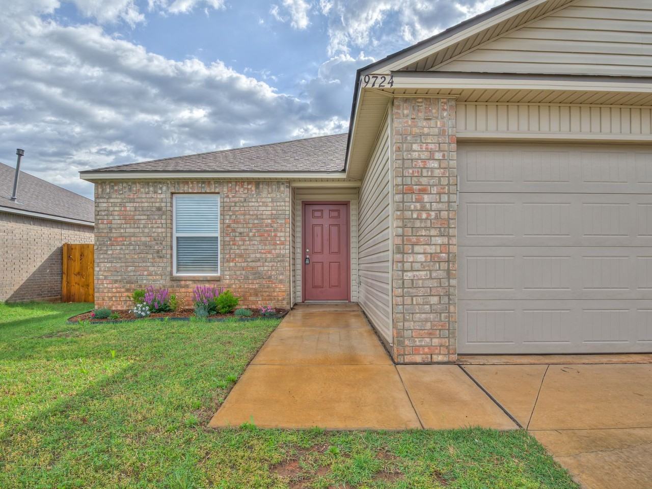 9724 Saddle Dr - Photo 3 of 36