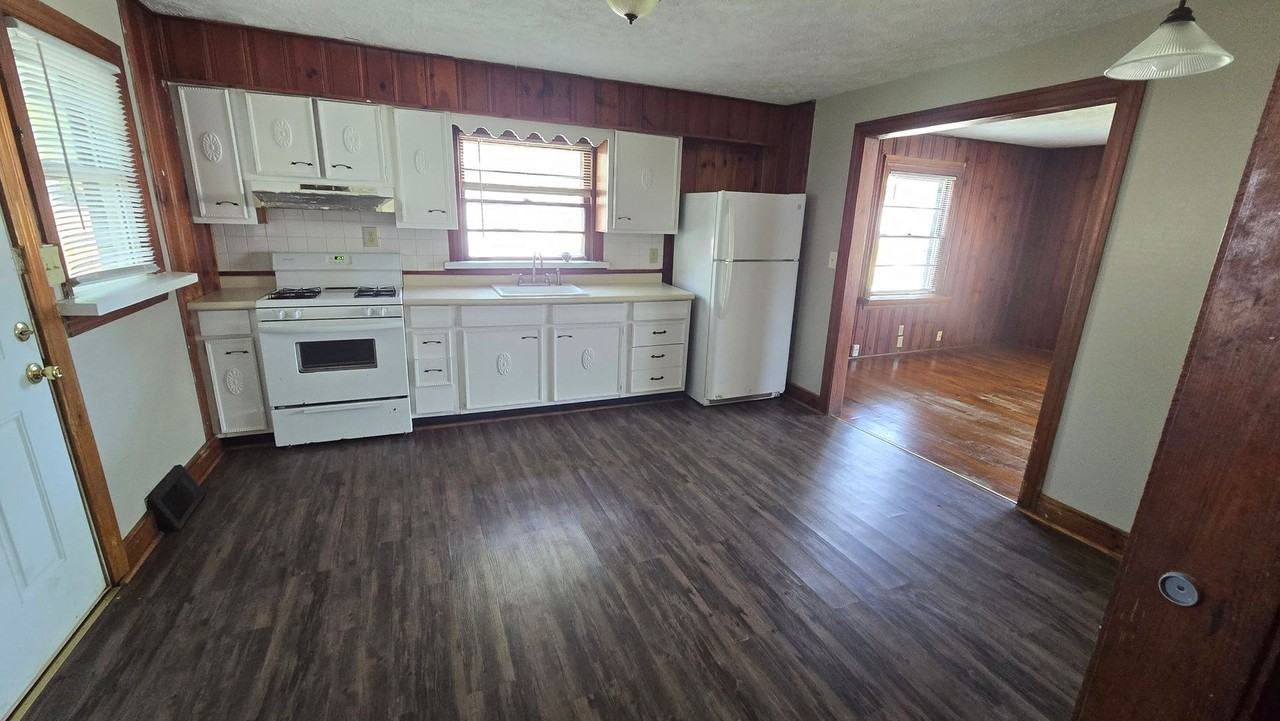 2003 E 16th St - Photo 3 of 9