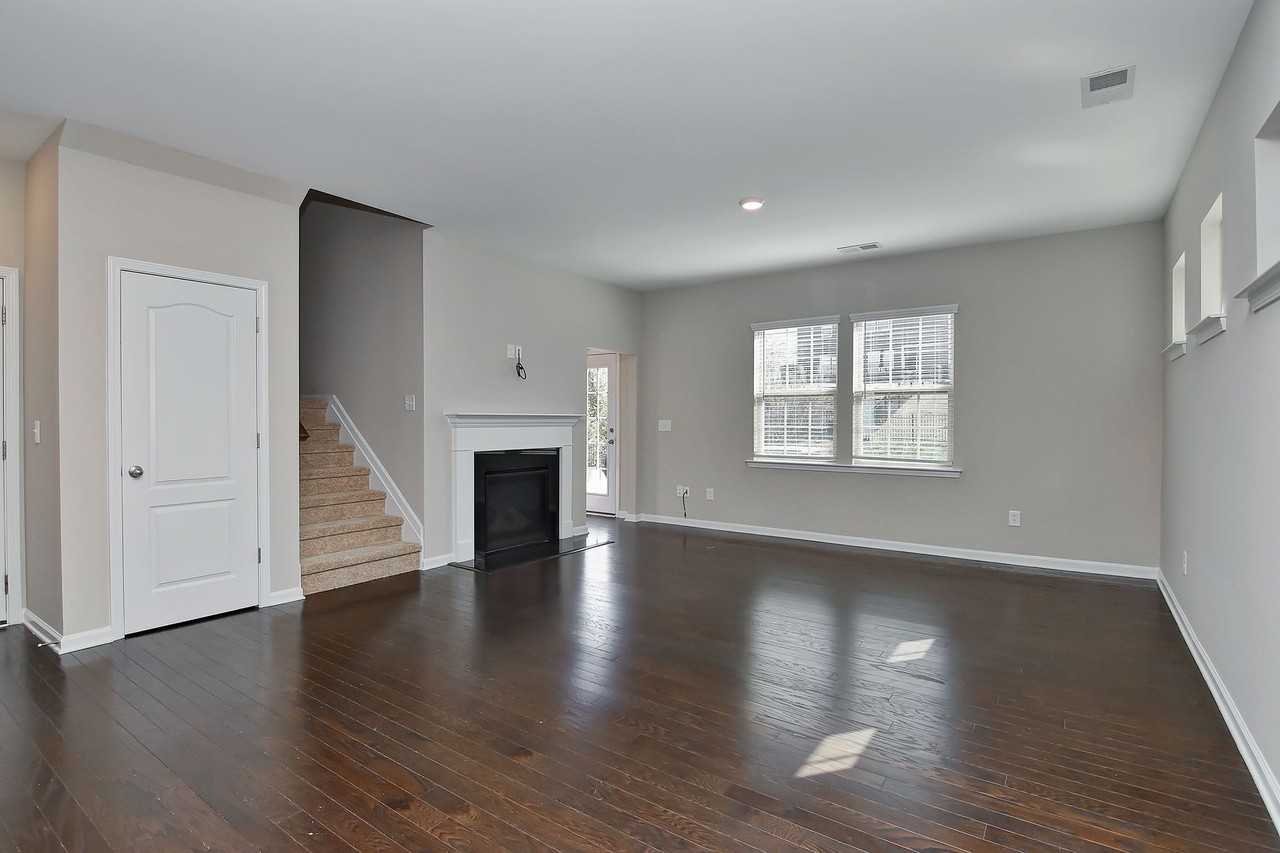 1036 Easley St - Photo 4 of 33