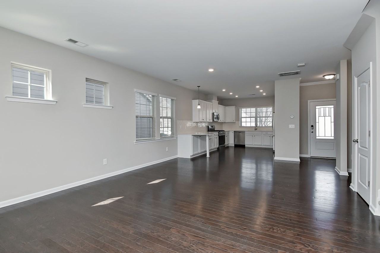 1036 Easley St - Photo 5 of 33