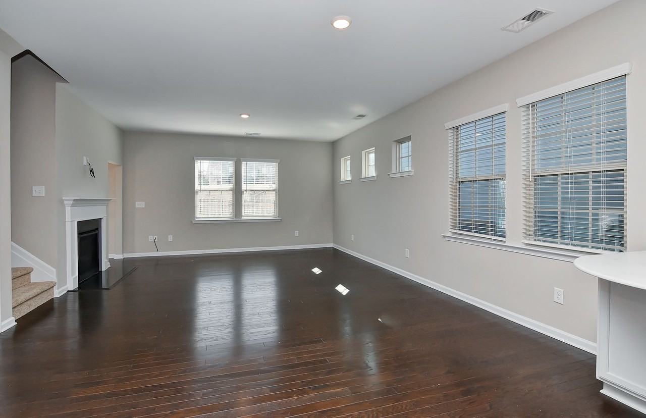 1036 Easley St - Photo 6 of 33