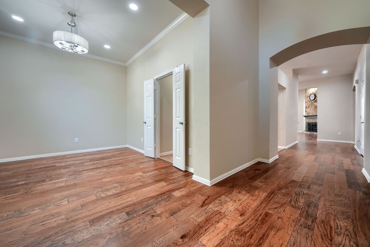 10525 Sexton Dr - Photo 3 of 6