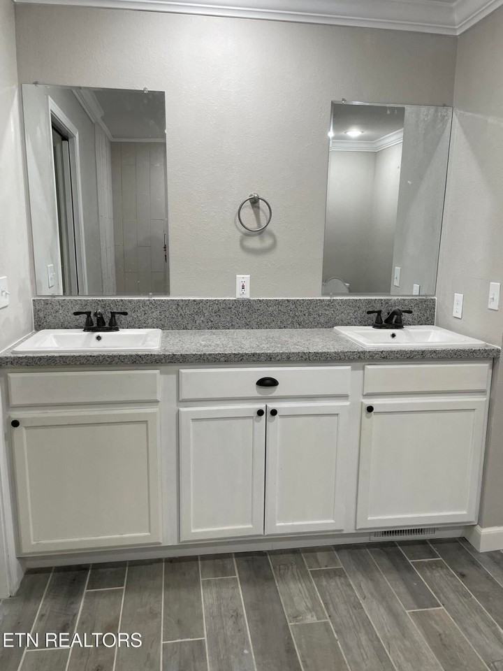 201 S Douglas Ave - Photo 2 of 6