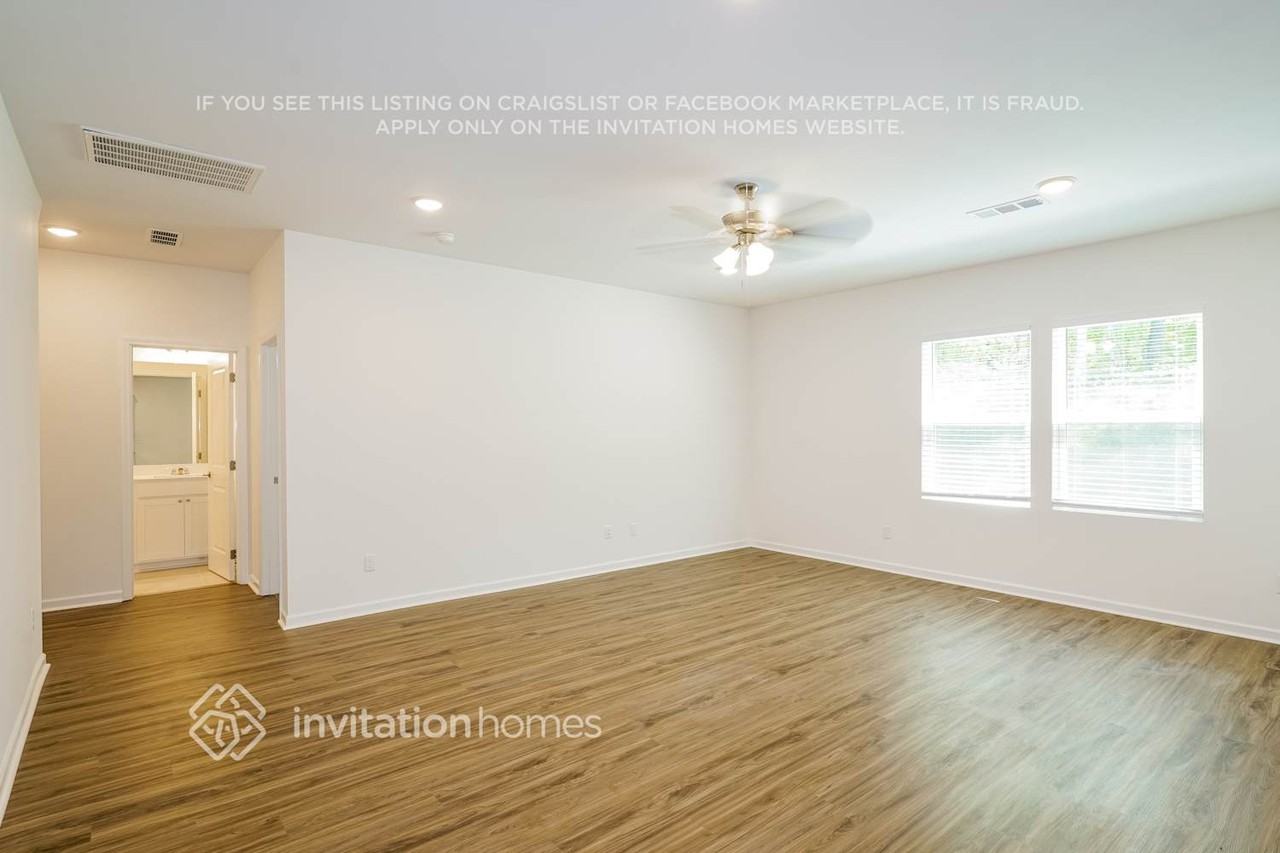 337 Brook Ave - Photo 4 of 18