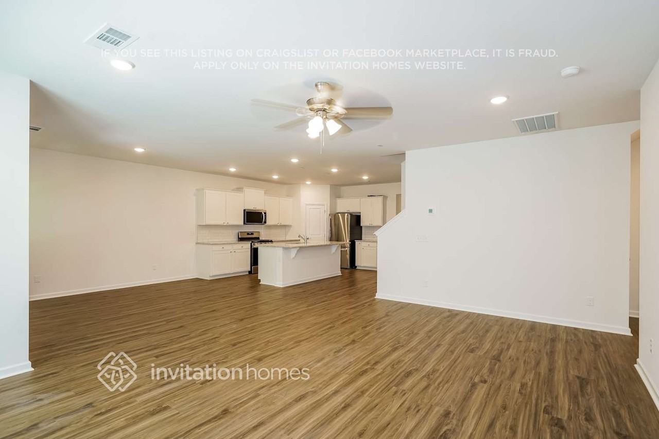 337 Brook Ave - Photo 5 of 18