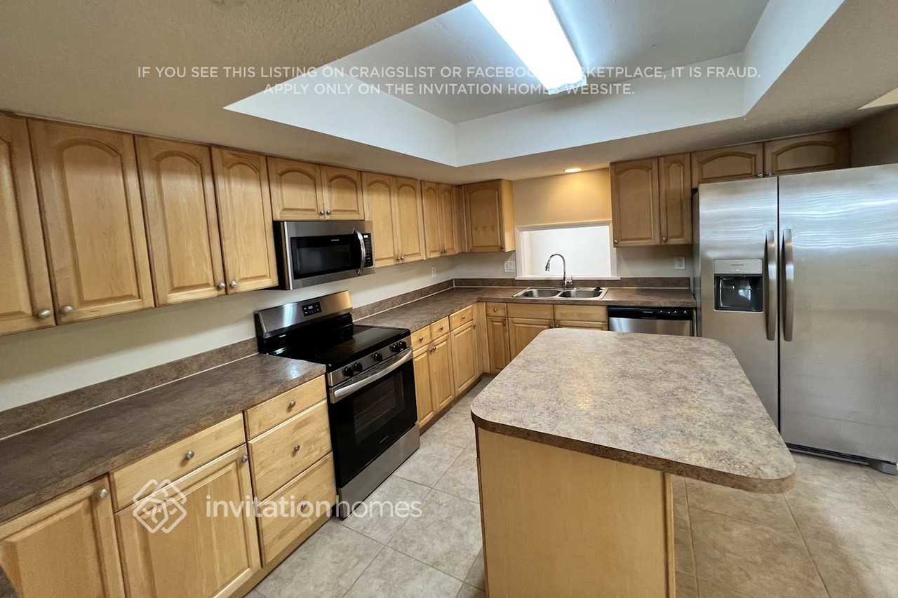 832 Se Thornhill Dr - Photo 4 of 17