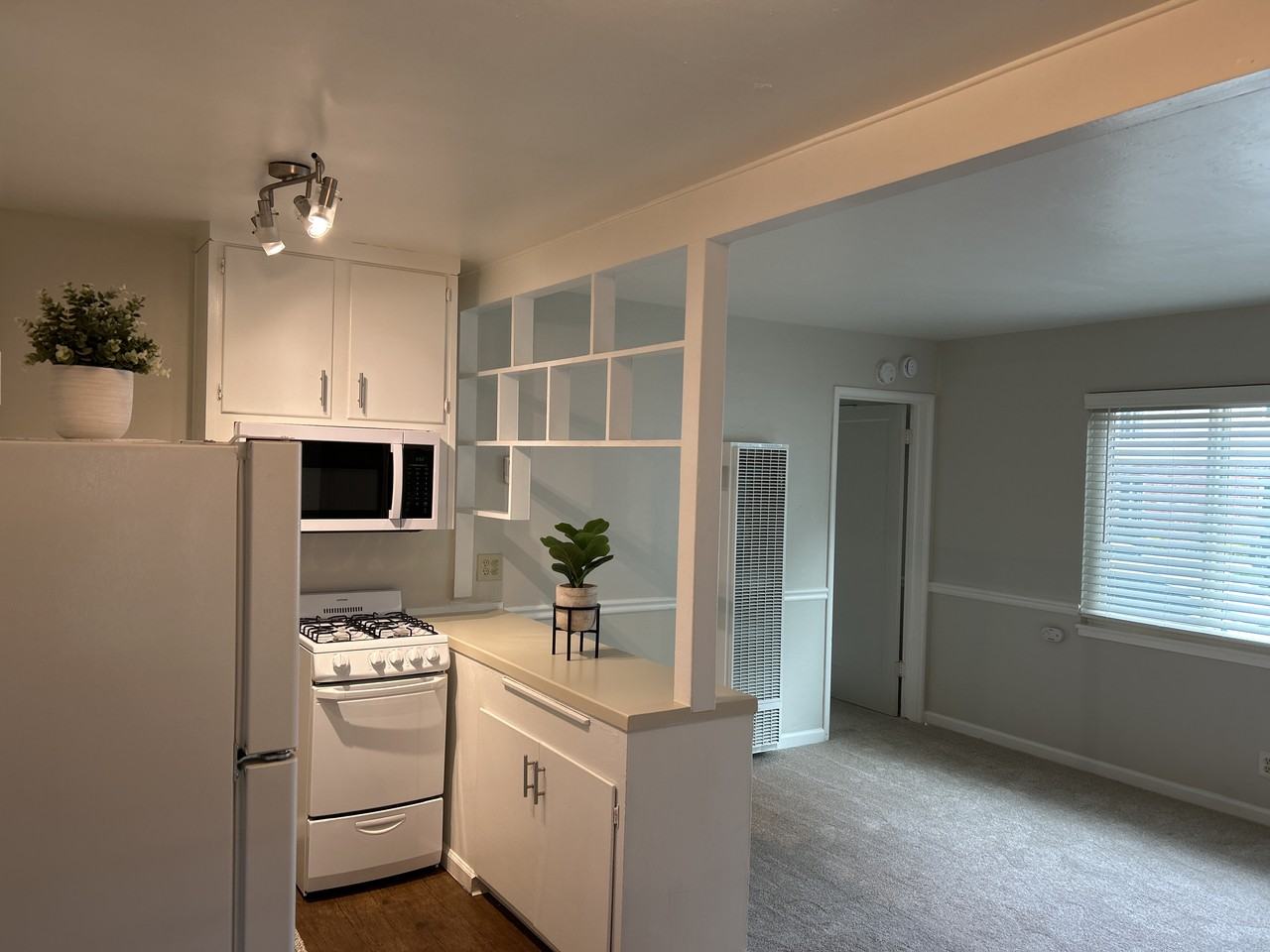 $1,000 Lease Signing Bonus ~ Limited Time Only ~ Live Where Downtown Meets Midtown, Absolute Must See! - Photo 4 of 7