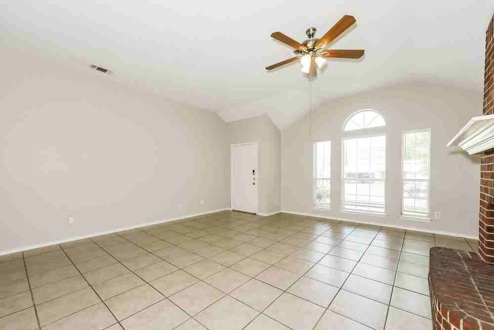 1223 Reeves Ln - Photo 5 of 16
