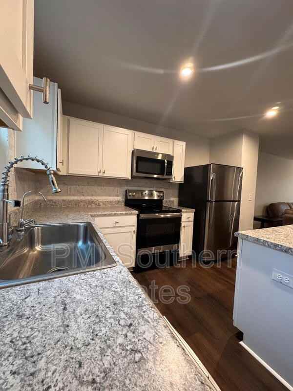 358 Hobson Way - Photo 3 of 22