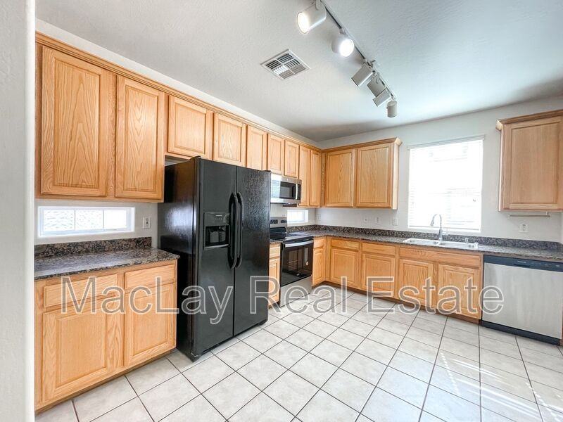 10252 E Isleta Ave - Photo 2 of 18