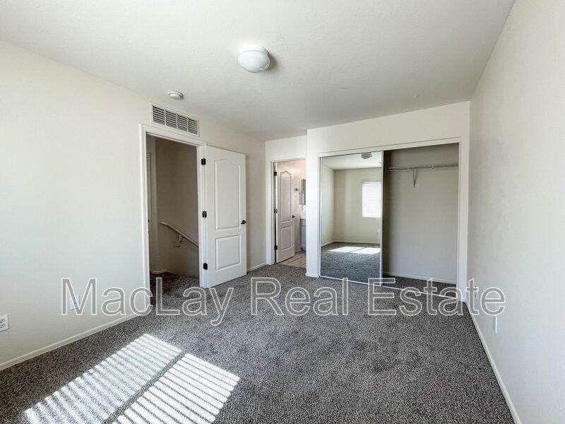 10252 E Isleta Ave - Photo 5 of 18