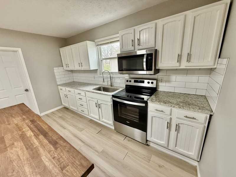 300 S Donk Ave - Photo 3 of 17