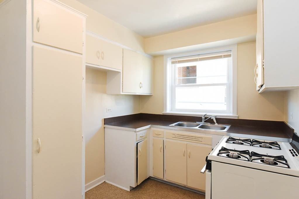 2723 W Berwyn Ave #2 - Photo 3 of 21