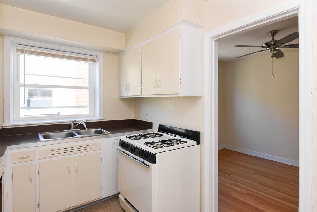 2723 W Berwyn Ave #2 - Photo 4 of 21