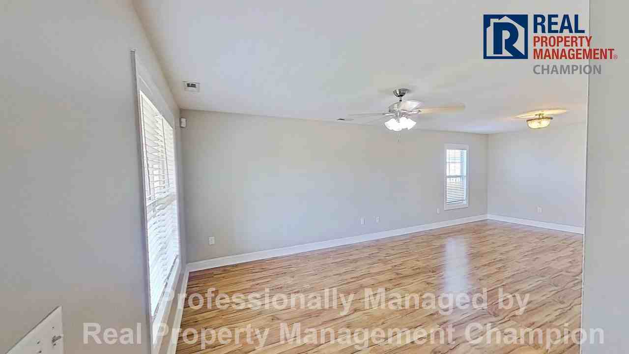 209 Oak Ridge Ln - Photo 3 of 34