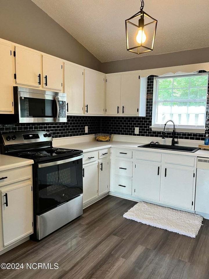 1200 Peyton Circle - Photo 4 of 15
