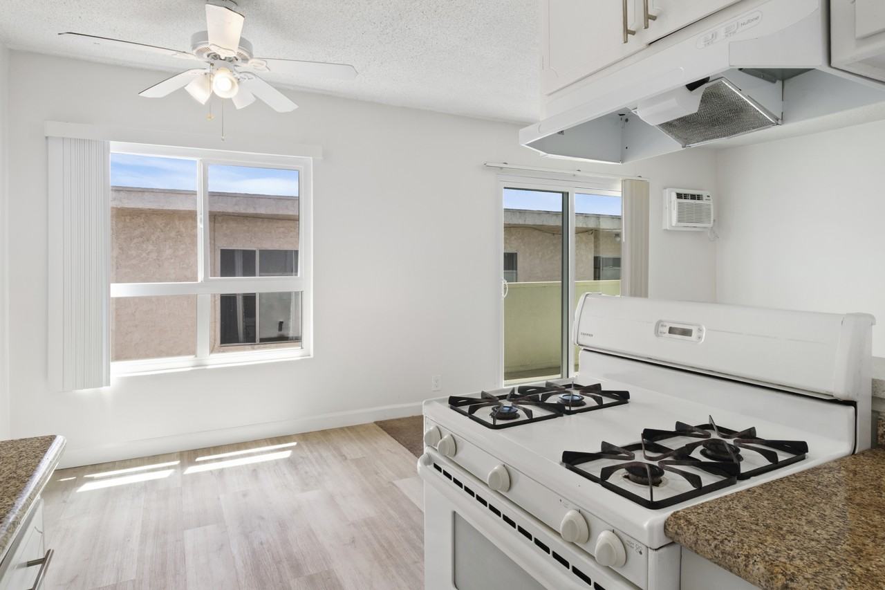 3833 Prospect Avenue - Photo 4 of 28