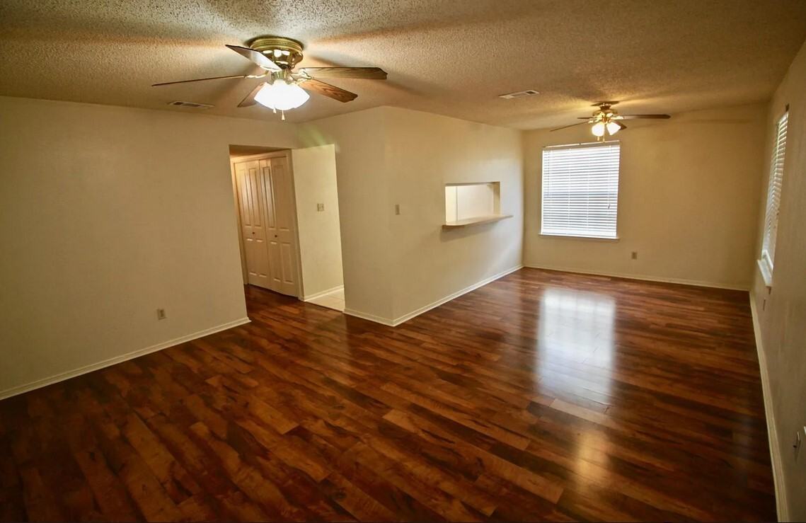 90 Lake Village Boulevard - Photo 2 of 11