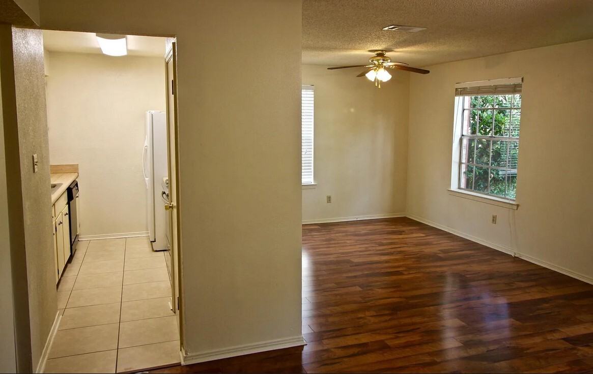 90 Lake Village Boulevard - Photo 3 of 11