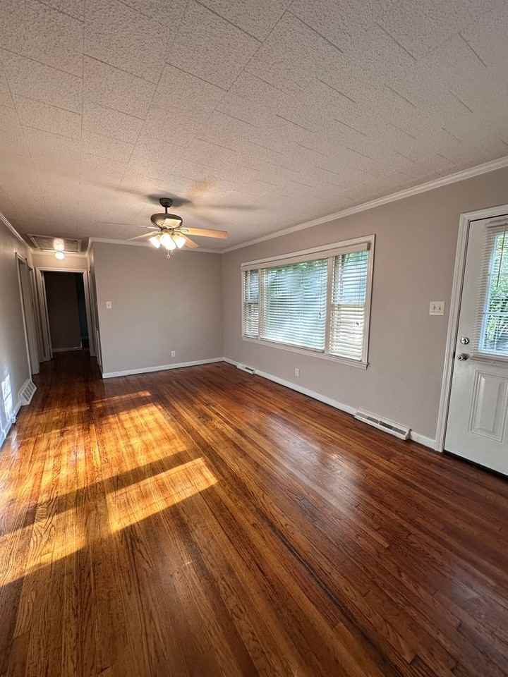 122 N Oak St - Photo 2 of 15