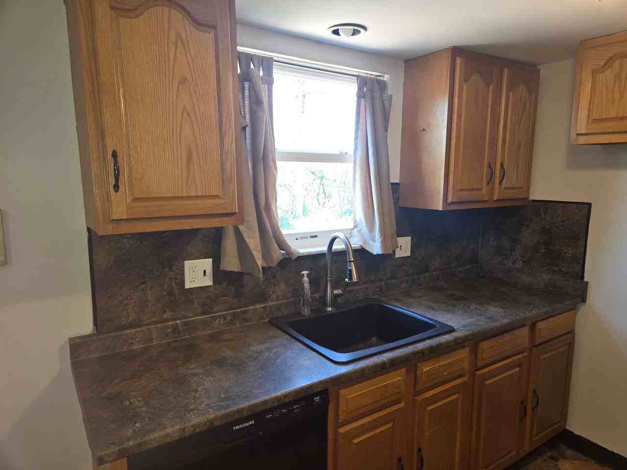 416 S Saint George St - Photo 3 of 17