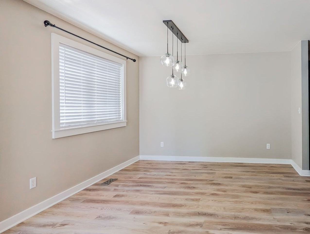 907 123rd Ave Ne - Photo 4 of 14