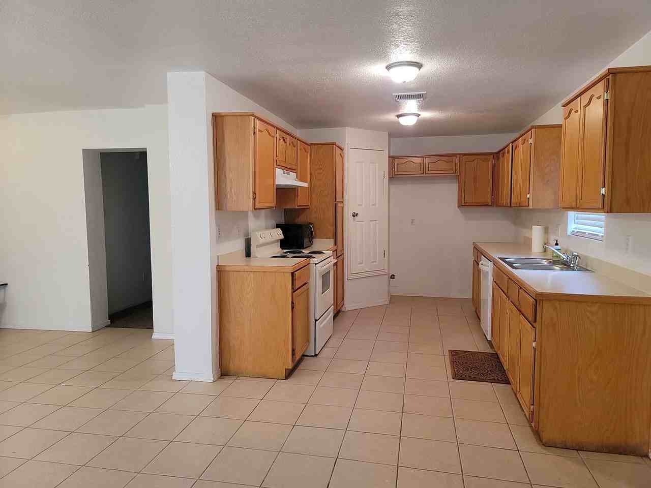 2510 Gold Ave - Photo 3 of 11
