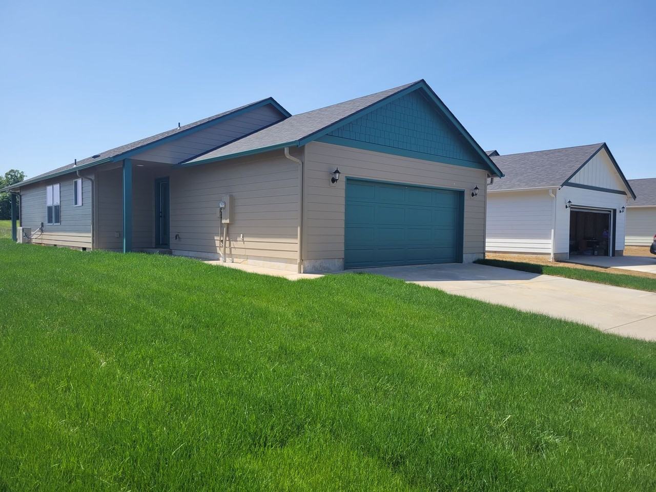 606 Roundtree Blvd - Photo 3 of 18