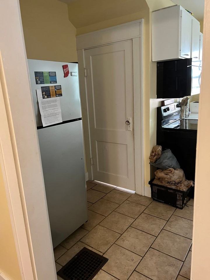 904 E University St - Photo 5 of 12