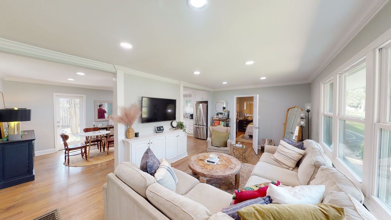 652 Manhasset Rd - Photo 2 of 41