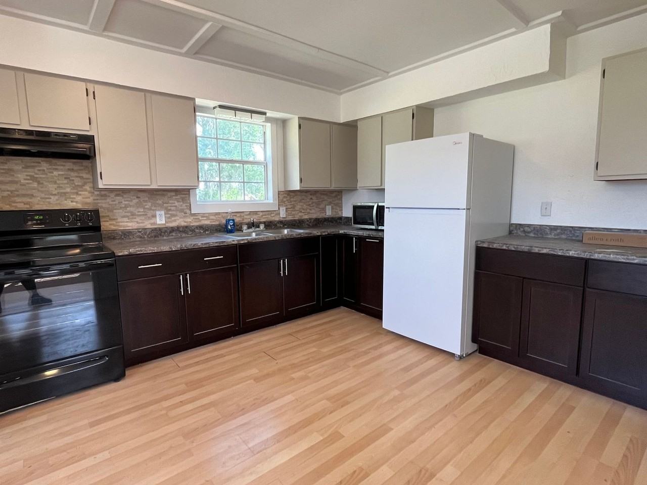 10030 105th Dr - Photo 3 of 11