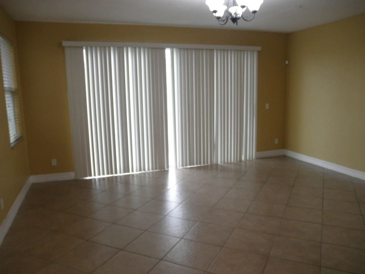 888 Pipers Cay Dr - Photo 4 of 15