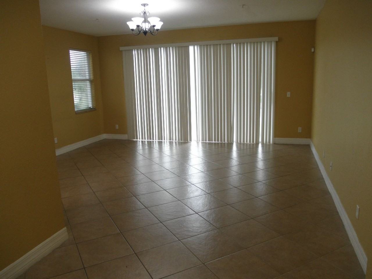 888 Pipers Cay Dr - Photo 5 of 15