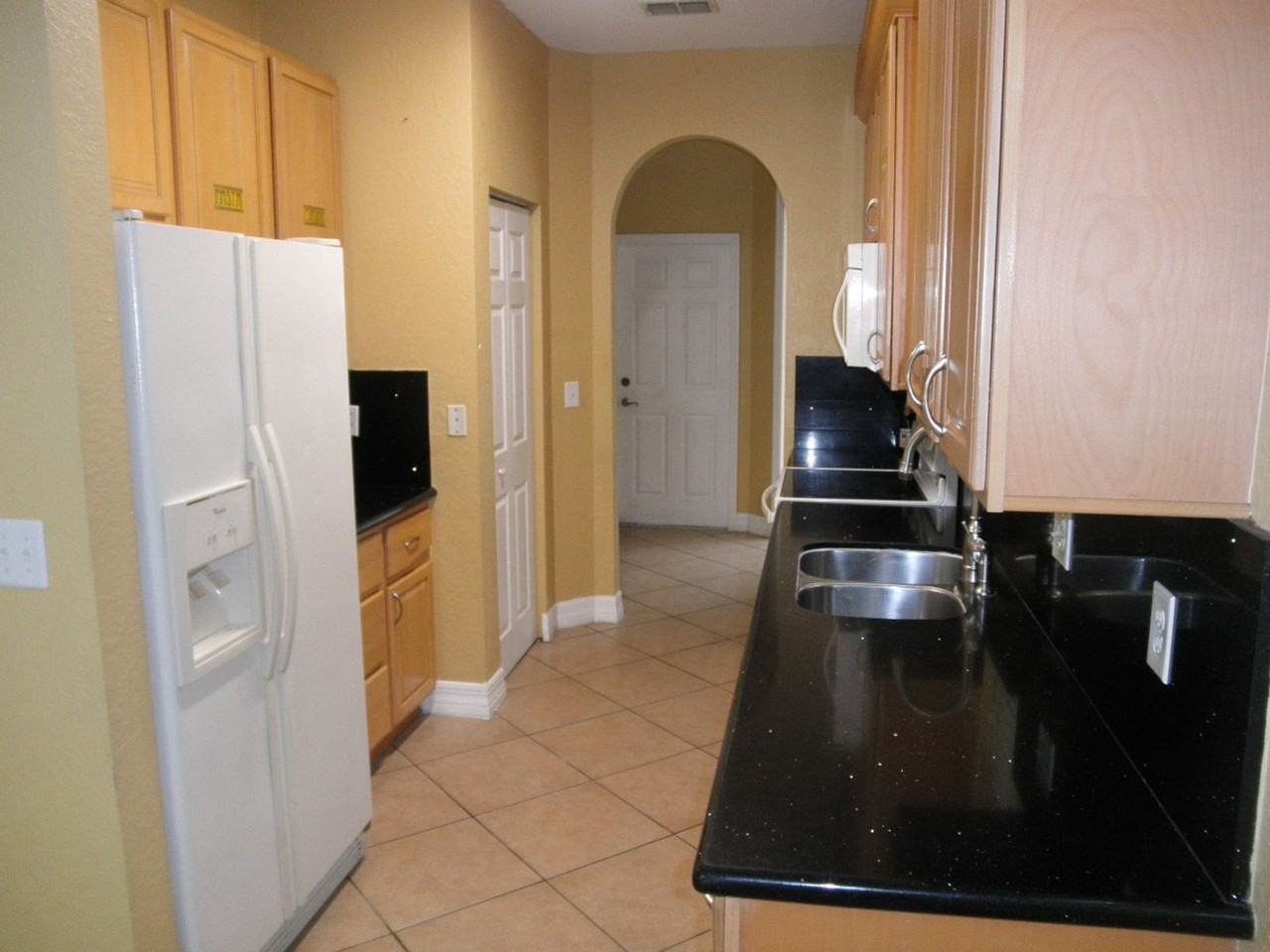 888 Pipers Cay Dr - Photo 7 of 15