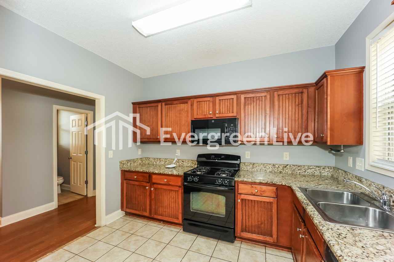195 Preserve Dr - Photo 4 of 15
