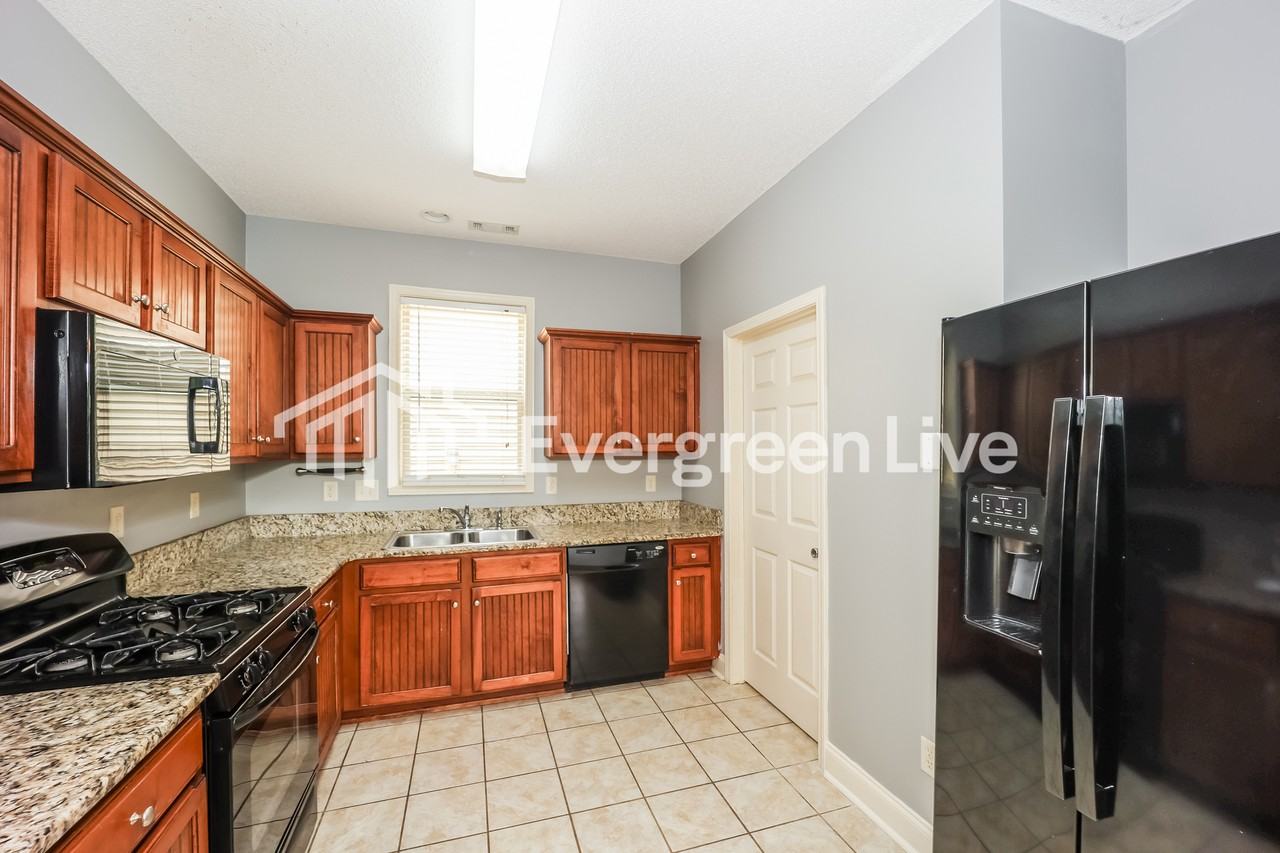 195 Preserve Dr - Photo 3 of 15