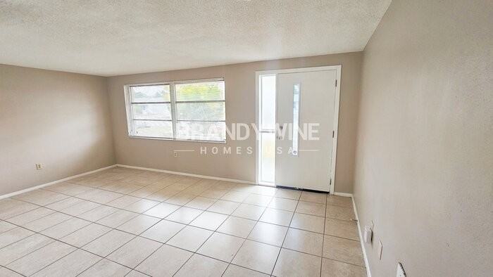 10901 Queens Rd - Photo 2 of 28