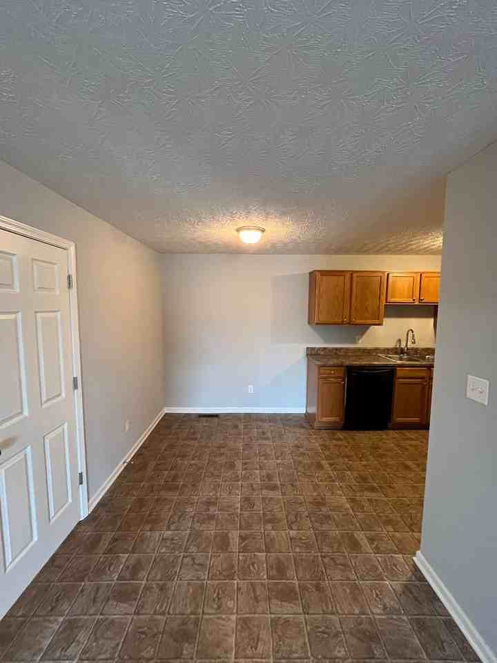 355 Upper Stone Ave - Photo 5 of 15