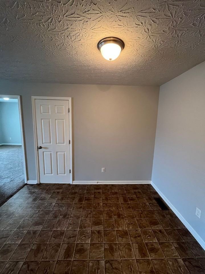 355 Upper Stone Ave - Photo 6 of 15