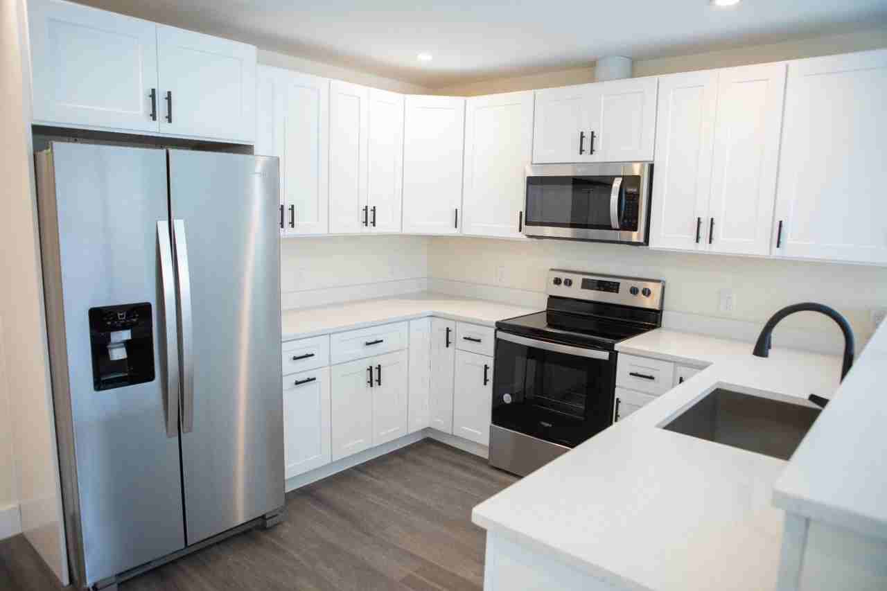 MARIN PLAZA RESIDENTIAL APARTMENTS - Photo 2 of 10