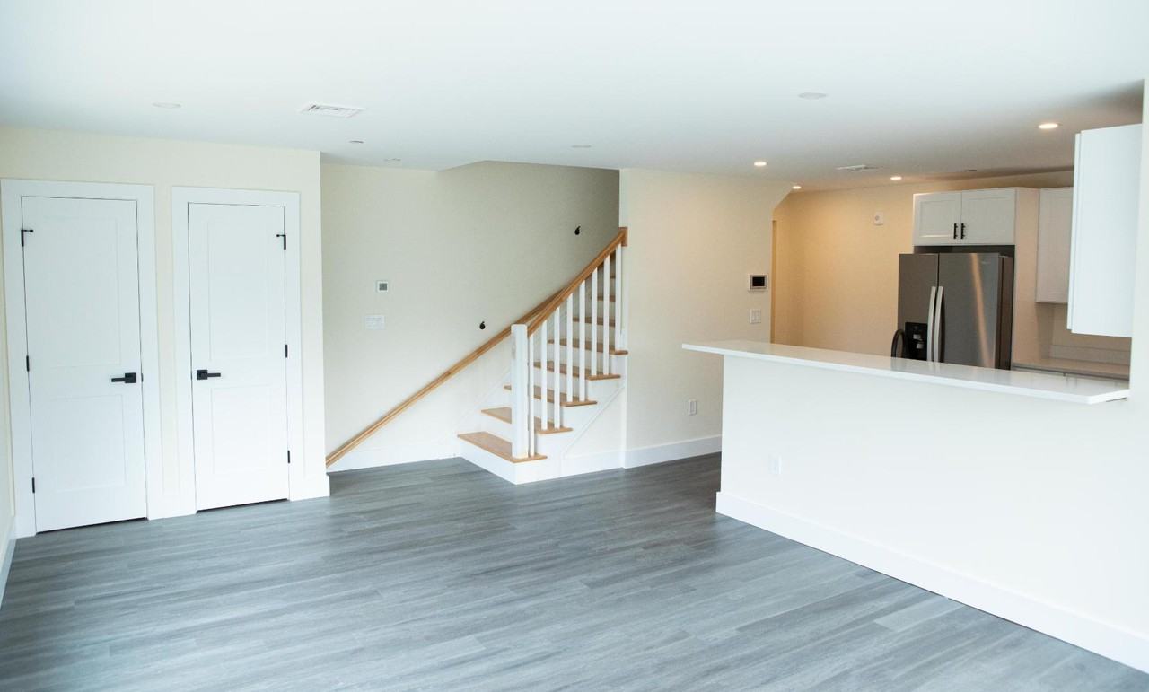 MARIN PLAZA RESIDENTIAL APARTMENTS - Photo 4 of 10