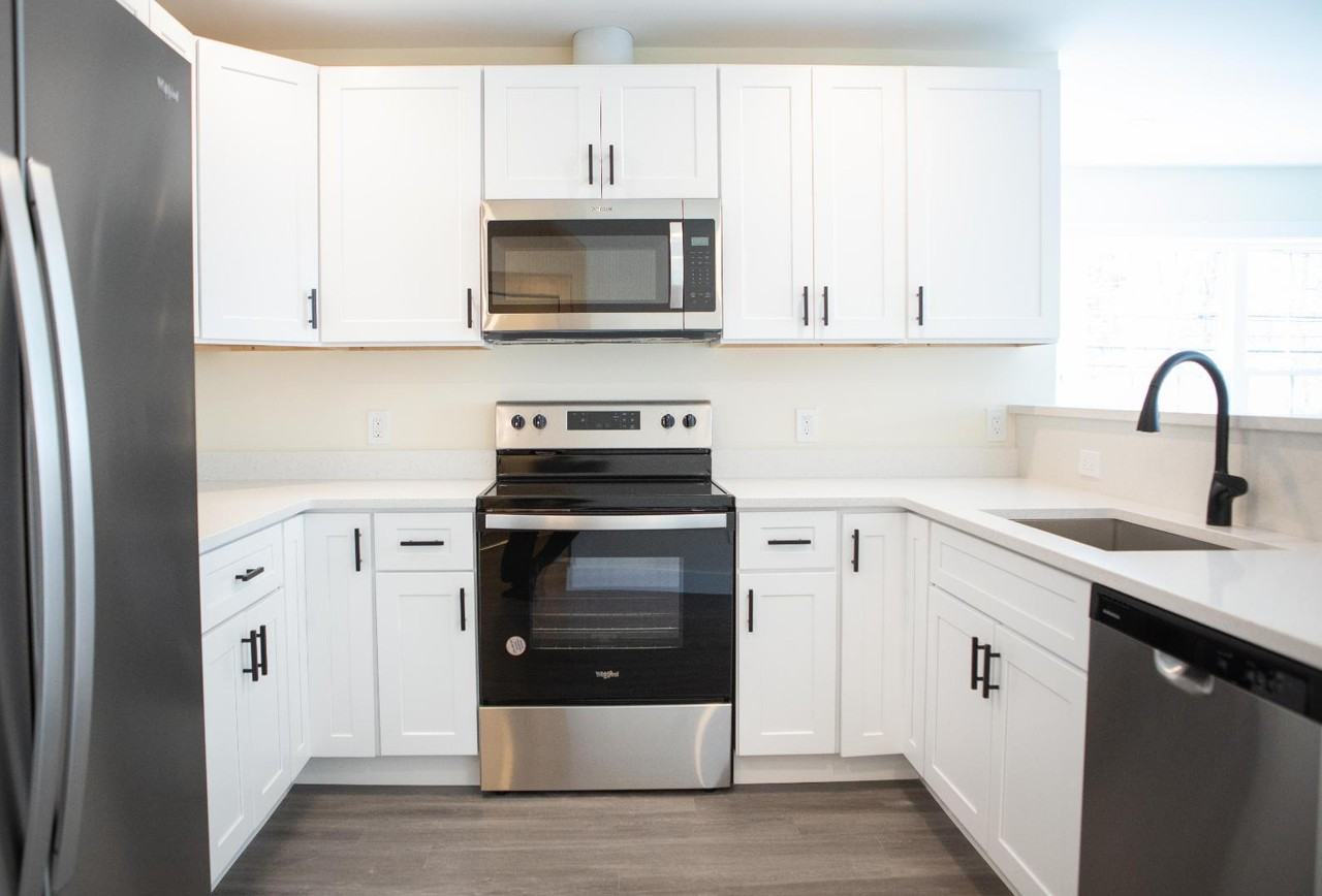 MARIN PLAZA RESIDENTIAL APARTMENTS - Photo 5 of 10