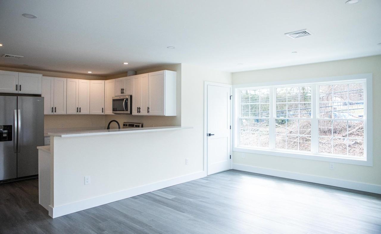 MARIN PLAZA RESIDENTIAL APARTMENTS - Photo 7 of 10