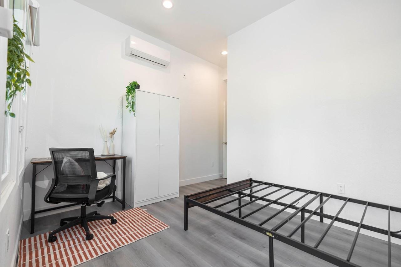 1016 W 21st St - Photo 5 of 22