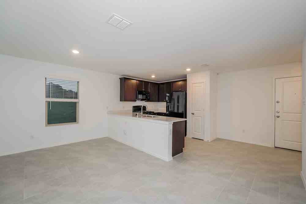 8401 Hollow Bend St - Photo 5 of 16