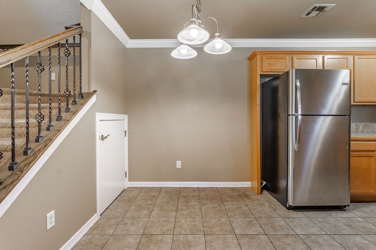 56 S Woodsprings Dr - Photo 4 of 18