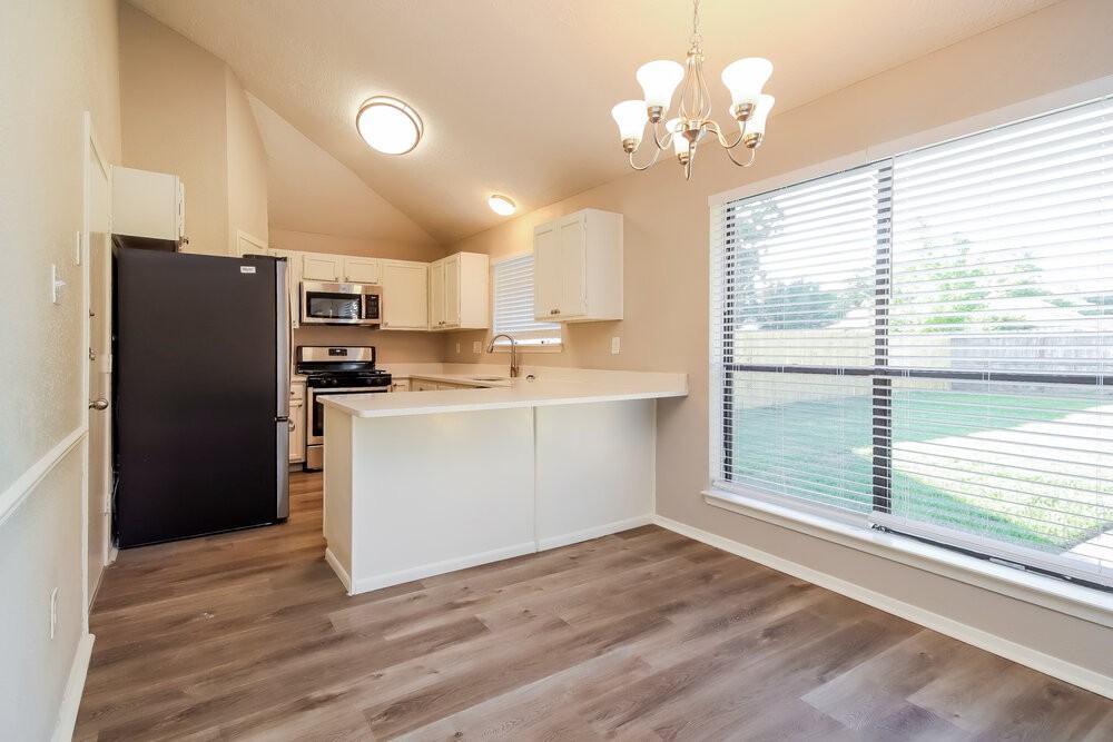 5014 Meadow Crest St - Photo 5 of 15