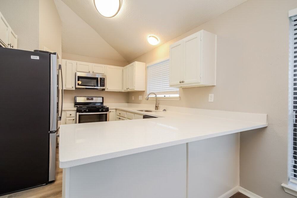 5014 Meadow Crest St - Photo 6 of 15